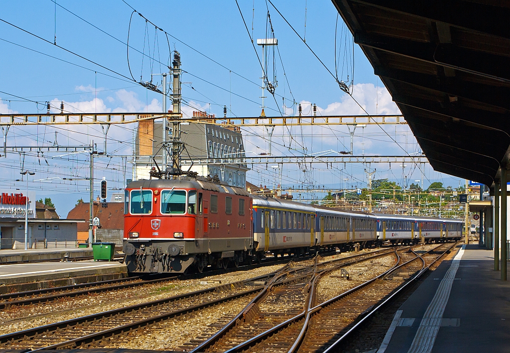 SBB Re 4/4 II (Re 420) 11118 mit einem Regionalzug am 29.05.2012 bei der Einfahrt in den Bahnhof Lausanne.