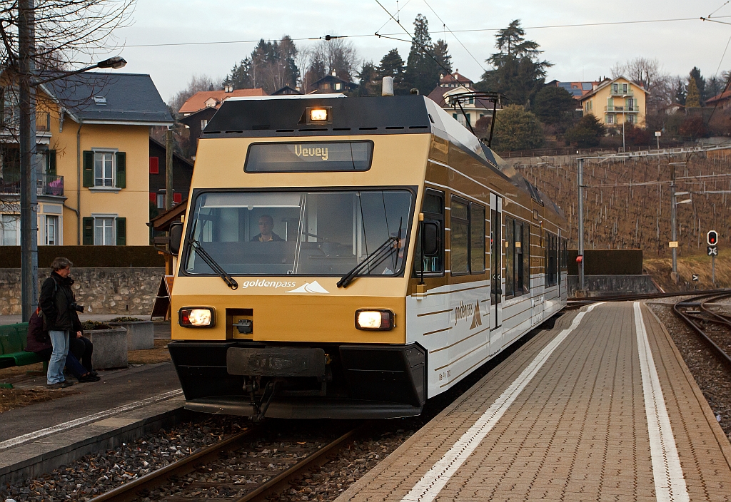 Schienen-Wohnwagen kommt am 25.02.2012 von Blonay und fhrt in den Bahnhof  Saint-Lgier. Die meterspurigen Triebwagen Be 2/6 - 7003 (Stadler Elektrischer Niederflur-Doppelgelenk-Leichttriebwagen Typ GTW 2/6) der MVR (Transports Montreux–Vevey–Riviera) ex CEV (Chemins de fer lectriques Veveysans)  fahren die Bahnstrecken Vevey–Saint-Lgier–Blonay. Die Netzspannung ist 900 V Gleichstrom, die Steigung der Strecke ist bis zu 45 promile. Der ander Fotograf wrmt seine Hnde in den Taschen, er hat den Schienen -Wohnwagen schon oft bei gutem Licht in den Kasten bekommen:-) Nochmals DANKE fr die zwei schnen Tage.