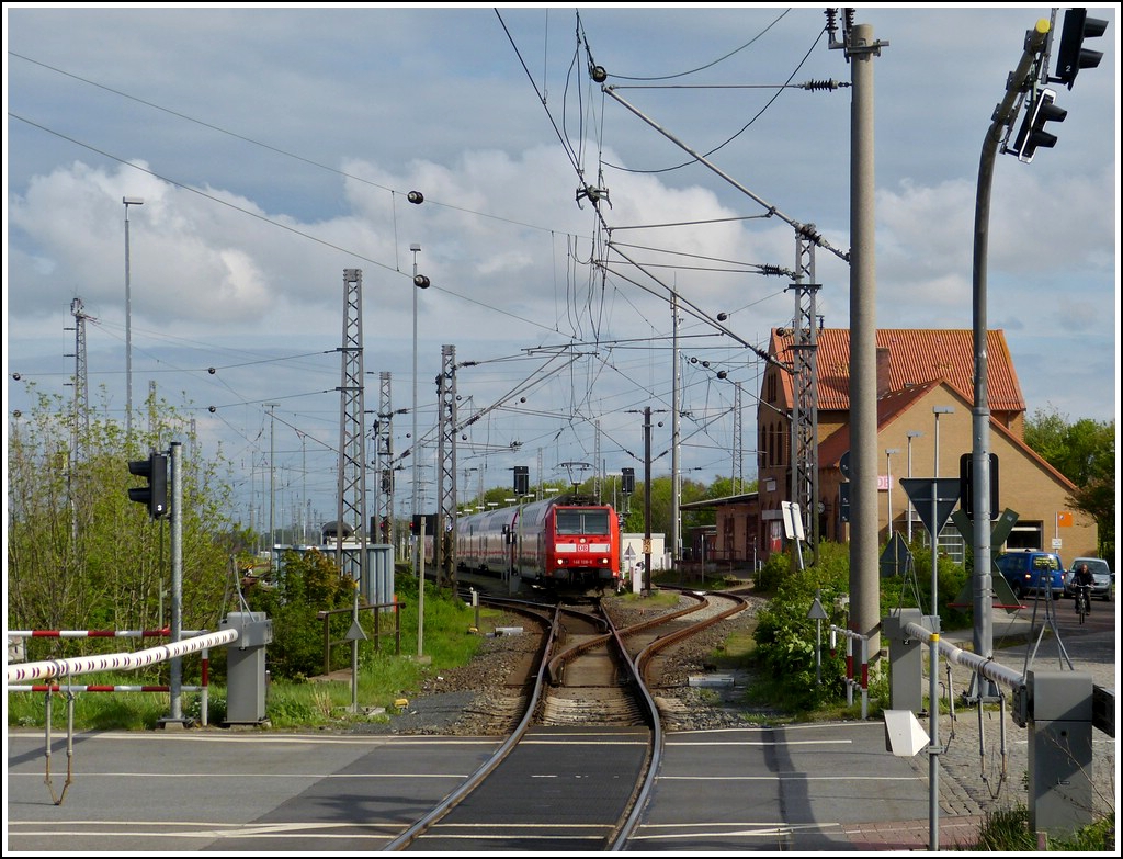 So nackt sieht der Bahnhof von Norddeich heute aus, nur der ausfahrende RE ist geblieben. 11.05.2012 (Hans) 
