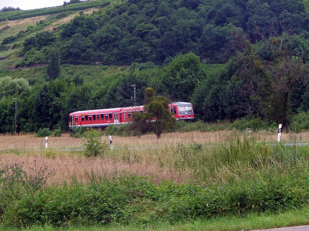 So schn kann auch in Deutschland eine Strecke in die Natur eingebunden sein. Hier ein (luxemburger) Triebwagen der BR 628/928 der CFL am 05.07.2008 auf der Moselstecke von Luxemburg nach Trier, hier zwischen Wasserbillig und Igel.