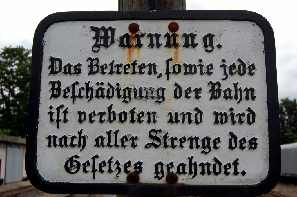 Strenge Warnung fr die Benutzer der Bahn, gesehen auf dem Bahnsteig in Schierwaldenrath am 13.06.2011.