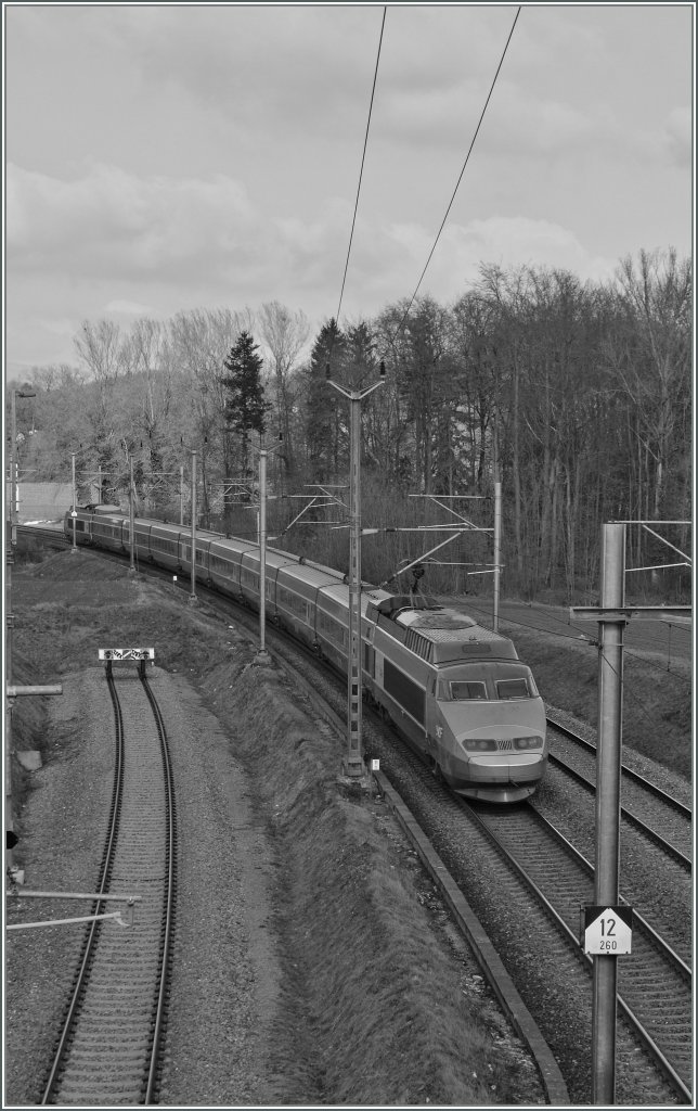 TGV Lyria von Lausanne nach Paris bei Vufflens la Ville am 20. Feb. 2012