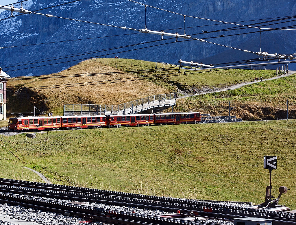 Triebzug (2 gekuppelte BDhe 4/8) der Jungfraubahn vorne Triebwagen Nr. 214 hinten 211 hat am 02.10.2011 den Bf Kleine Scheidegg (2064 m. . M.)verlassen, und fhrt hinauf zum Jungfraujoch.