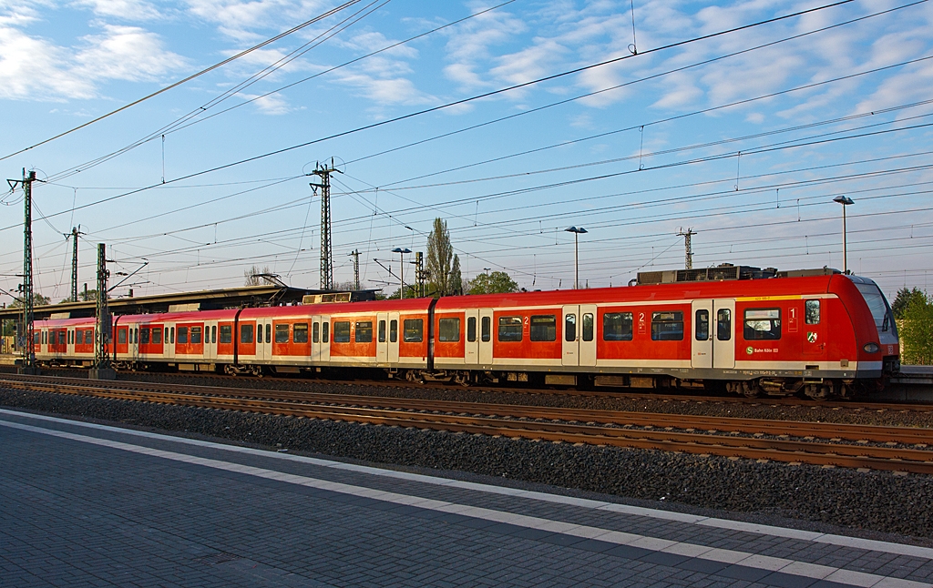 Triebzug 423 195-7 / 433 195/ 433 695 / 423 695 der S-Bahn Kln steht am 28.04.2013 im Bahnhof Troisdorf.

Die Triebzge der Baureihe 423/433 sind S-Bahn-Triebzge, die seit 1998 den Vorgnger DB-Baureihe 420 ablsen. 

Mit Baureihe 423 werden die beiden angetriebenen Steuerwagen bezeichnet, whrend die ebenfalls angetriebenen Mittelwagen als Baureihe 433 klassifiziert werden. Insgesamt wurden 462 Einheiten gebaut.

Die vierteiligen Triebzge der Baureihe 423 sind 67.400 mm ber Kupplung lang. Da der Triebzug fr den S-Bahn-Betrieb gebaut wurde besitzt er kein WC. Als Leichtbaufahrzeug besteht er grtenteils aus Aluminium, das Leergewicht betrgt 105,0 t. Als Antrieb wird hier Drehstromtechnik mit Bremsstromrckspeisung eingesetzt, die Leistung betrgt 2.350 kW. Die zulssige Hchstgeschwindigkeit des Triebzugs betrgt 140 km/h.

Die Achsformel ist Bo'(Bo') (2') (Bo')Bo', in Klammern die Jakobsdrehgestelle.
