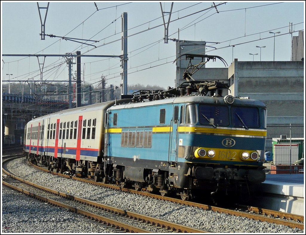 Und noch ein Highlight des 30.03.2009. Die HLE 1602 fhrt, aus Brssel kommend, mit ihren P (Heure de pointe) Zug (Verstrkungszug), bestehend aus M4 Wagen, in den Bahnhof Lige Guillemins ein. (Jeanny) 