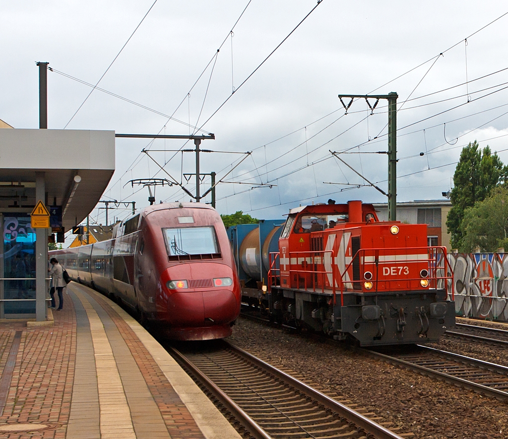 Ungleicher kann eine Zugbegegnung fast nicht mehr sein  -  
Am 03.07.0.2013 rauscht der Thalys 4345 in Richtung Paris durch den Bf Kln-Ehrenfeld und in der Gegenrichtung die HGK DE 73, ex KFBE DE 93, (eine MaK DE 1002) mit einem Mllzug.