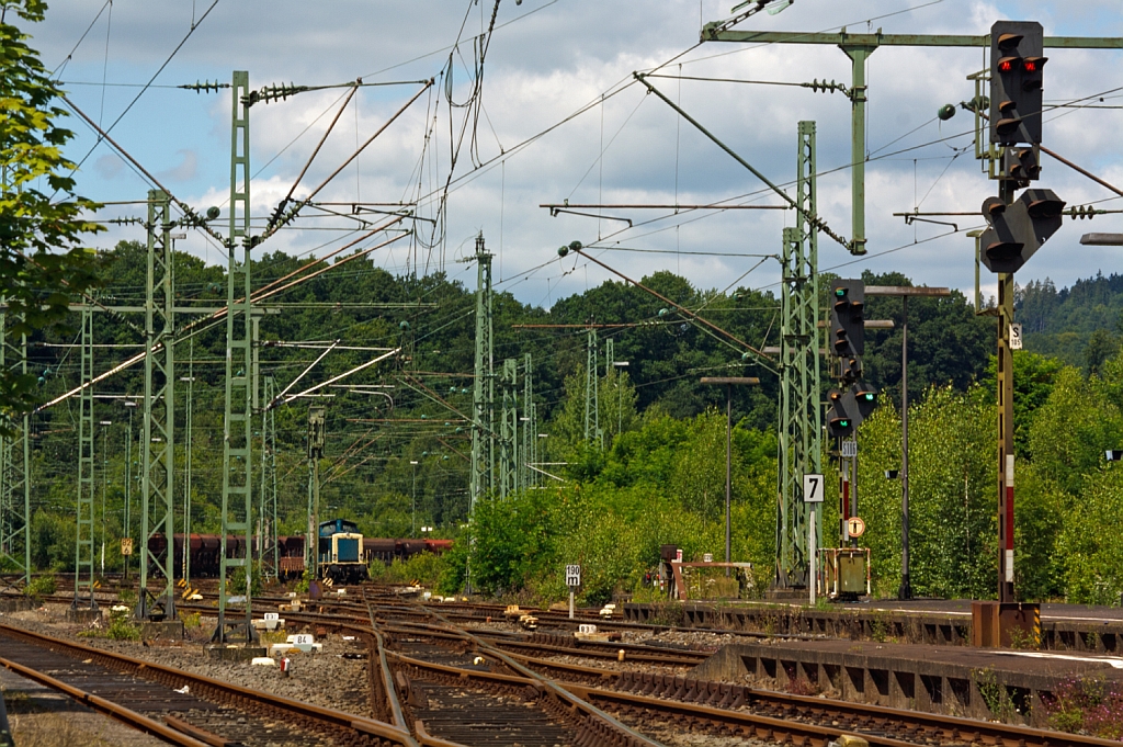 Viele Masten, zwei Signale, eine 212er und Abstellgruppen: Blick vom Bahnhof Betzdorf (Sieg) auf den Rangierbahnhof am 22.07.2012.