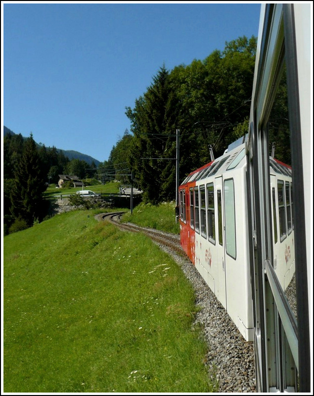 Von Martigny (CH) fhrt die grenzberschreitende Strecke des Mont-Blanc Express nach Saint-Gervais-Le Fayet (F). Diese Strecke hat in der Schweiz eine Lnge von 22 km und in Frankreich von 34 km. Der Streckenabschnitt Salvan - Les Marcottes ist mit einer Oberleitung versehen und der BDeh 4/8 Triebzug (SNCF Z 800) ist mit Zahnrad ausgestattet und kann deshalb die Steigung von 9 % auf der Schweizer Seite bewltigen. 03.08.2008 (Hans)