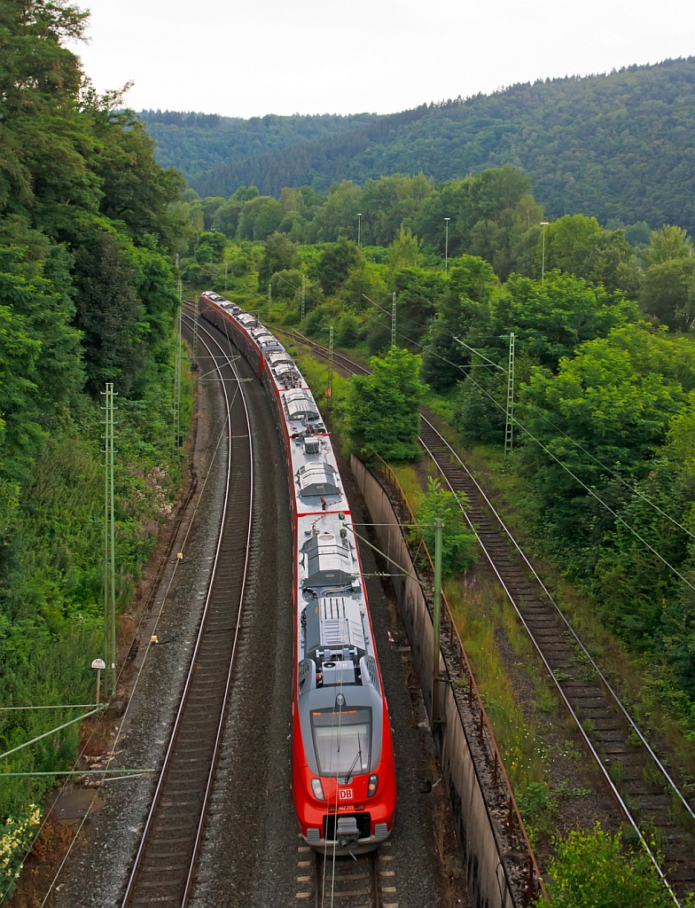 Von oben - 442 256 und 442 259 (Zwei gekuppelte 4-teilige Talent 2) haben am 05.07.2012 als RE 9 (rsx - Rhein-Sieg-Express) Siegen - Kln - Aachen den Bahnhof Betzdorf (Sieg) in Richtung Kln verlassen.