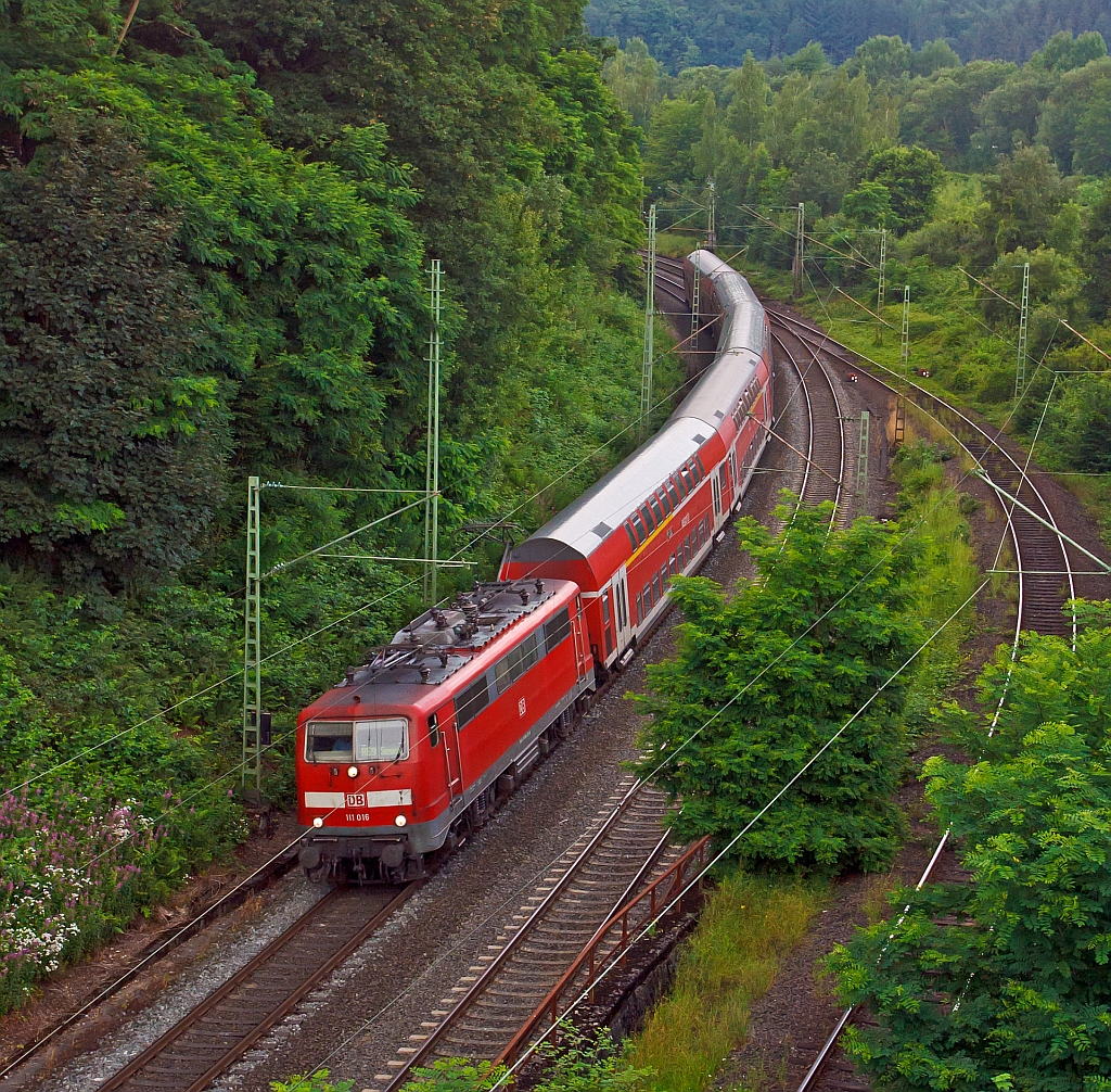 Von oben im Gleisbogen - 111 016-2 mit RE 9 (Rhein-Sieg-Express) Aachen - Kln - Siegen am 05.07.2012 kurz vor dem Bahnhof Betzdorf (Sieg).