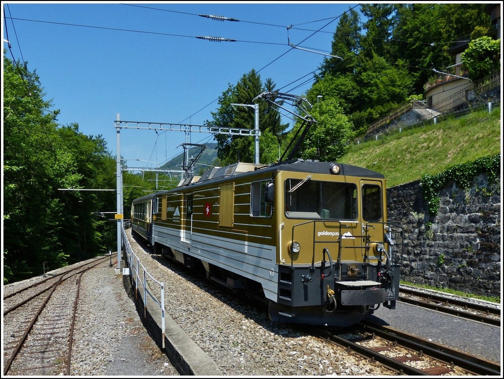Von unten sah die MOB GDe 4/4 6005 im Keksdosen Look so aus, als sie am 27.05.2012 mit dem Goldenpass Classic in den Bahnhof von Chamby einfuhr. (Hans)