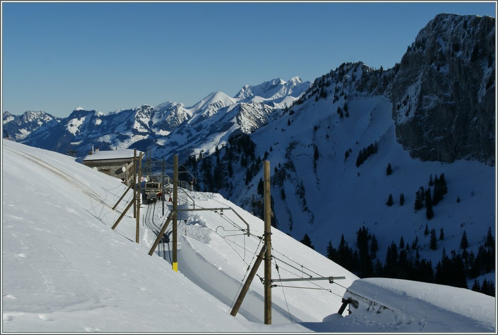 Vor lauter Schnee ist der in Jaman haltende Rochers de Naye Zug kaum zu sehen.
12. Jan. 2012