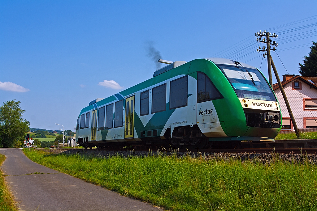 VT 202 (95 80  0640  102-9 D-VCT) der vectus Verkehrsgesellschaft mbH (ein Alstom Coradia LINT 27) fhrt am 09.07.2013 vom Haltepunkt Enspel (Ww) weiter in Richtung Westerburg.
Er fhrt als RB 28 (Umlauf 2574) die Verbindung Altenkirchen - Westerburg auf der KBS 461 (Oberwesterwaldbahn).
Der LINT 27 wurde 2004 bei Alstom unter der Fabriknummer 1187-002 gebaut.