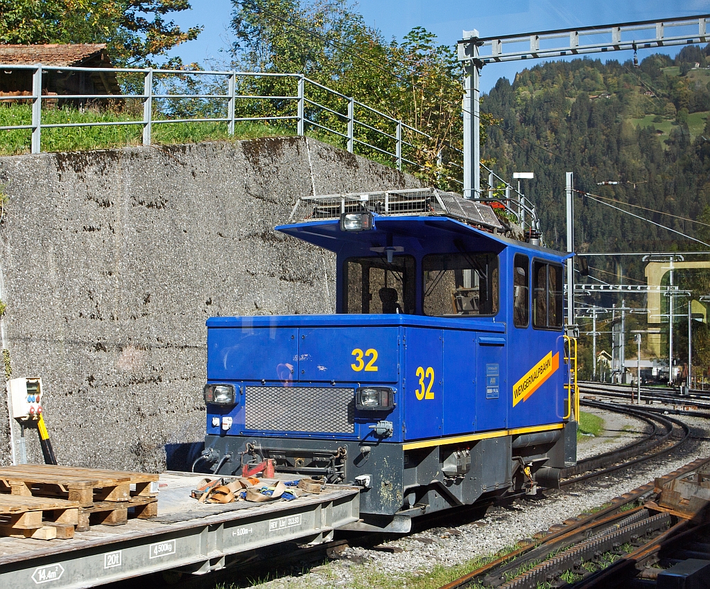 WAB Lok-Nr. 32 eine He 2/2 abgestell beim Bahnhof Lauterbrunnen am 02.10.2011. Die Lok wurde 1995 von Stadler,SLM und ABB gebaut, sie hat eine Hchstgeschwindigkeit von 22 km/h, L..P. 5,75 m, Leergewicht 16 t und eine Leistung von 460 kW. Aufnahme aus fahrenden Zug der WAB.