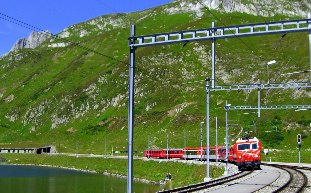 Zug der MGB eilt der Oberalppasshhe entgegen auf der Fahrt nach Chur. (31.07.2007)