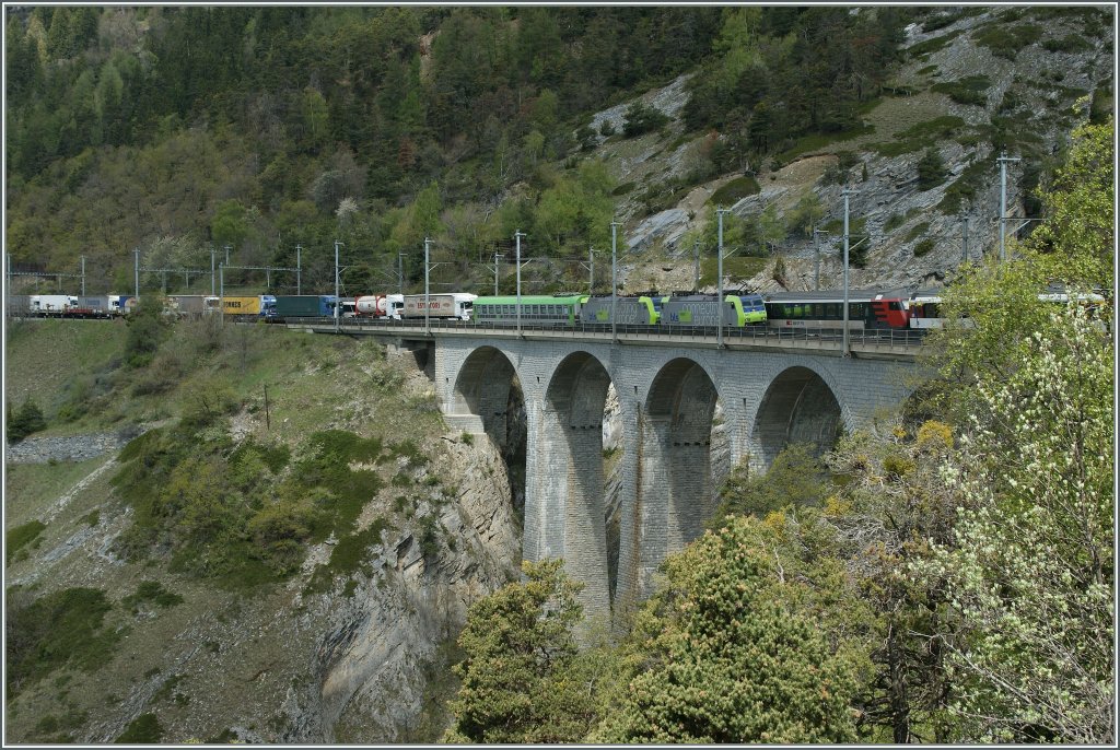 Zwei BLS Re 485 mit einer RoLa auf dem Luogelkinn-Viadukt. (LBS gesperrt)
4. Mai 2013