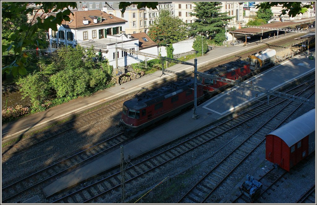 Zwei Re 4/4 II durchfahren den Bahnhof Vevey.
(10.08.2012)