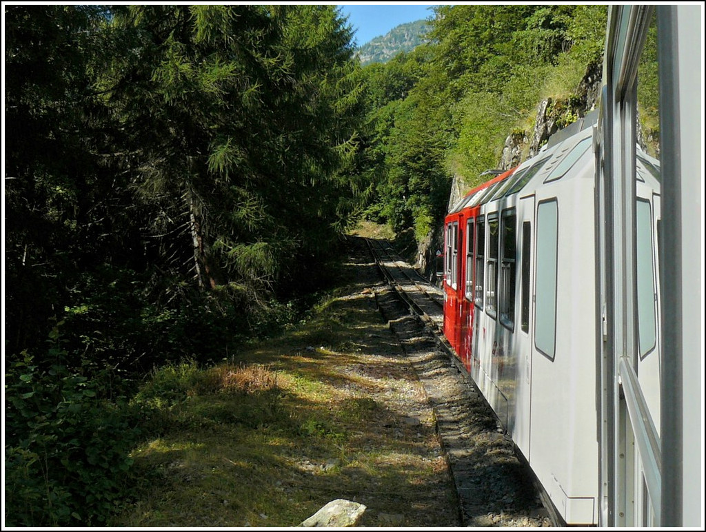 Zwischen Le Trtien und Finhaut bezieht der Mont-Blanc Express den Strom ber die Stromschiene. 03.08.2008 (Hans)