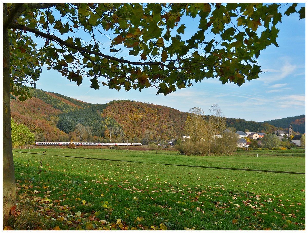 . Als der IR 117 Liers - Luxembourg (mit 5 Wagen) am 22.10.2013 durch Drauffelt fuhr, verdeckte leider eine Schleierwolke die Sonne, sodass die schnen Herbstfarben nicht so toll leuchteten. (Jeanny) 
