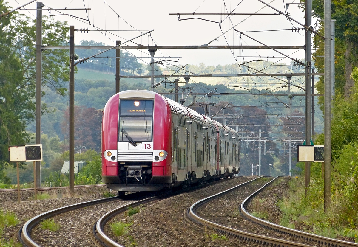 . Als RE 3835 Troisvierges - Luxembourg fahren die beiden gekuppelten Computermuse Z 2213 und Z 2211 auf der Nordstrecke kurz vor dem Bahnhof Colmar-Berg. (Hans)