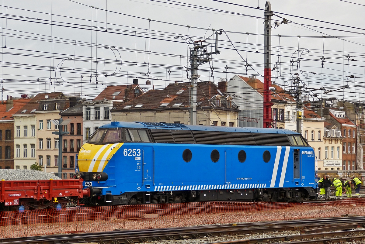. Am 06.04.2014, dem Tag nach der TSP/PFT Sonderfahrt, war die HLD 6253 schon wieder auf der Baustelle in Bruxelles Midi im Einsatz. (Hans)