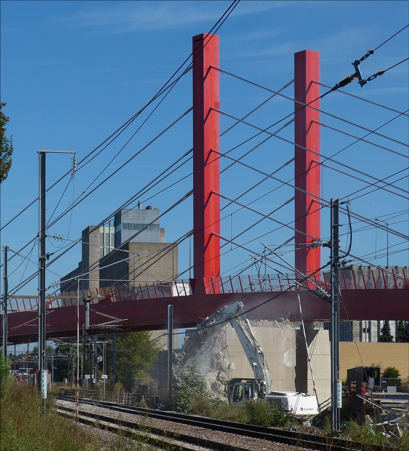 . Am 07.09.2016 werden die letzten Pfeiler der alten Brcke ber die Bahnstrecke in Mersch noch mit schwerem Gert zerkleinert. Bis zum frhen morgen des 12.09.2016 ist die Bahnstrecke zwischen Ettelbrck und Luxemburg noch gesperrt.