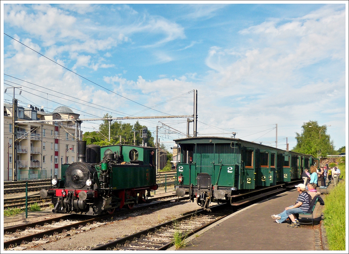 . Am 16.06.2013 wird das Umsetzen der Museumsbahn Lok N 8 (ADI 8) im Bahnhof von Ptange gemtlich von der Oma-Bank aus beobachtet. (Hans)