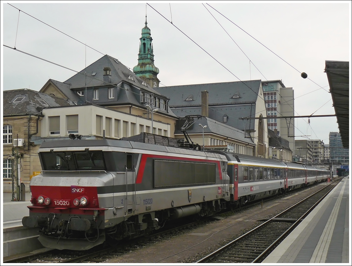 . Am 25.04.2009 war es an der BB 15020, um den EC 91  Vauban  Bruxelles Midi - Chur von Luxemburg nach Basel zu ziehen. 

Die BB 15020 prsentierte sich in der  livre multiservice , ein Design das mir persnlich nicht so gut gefiel. (Jeanny)