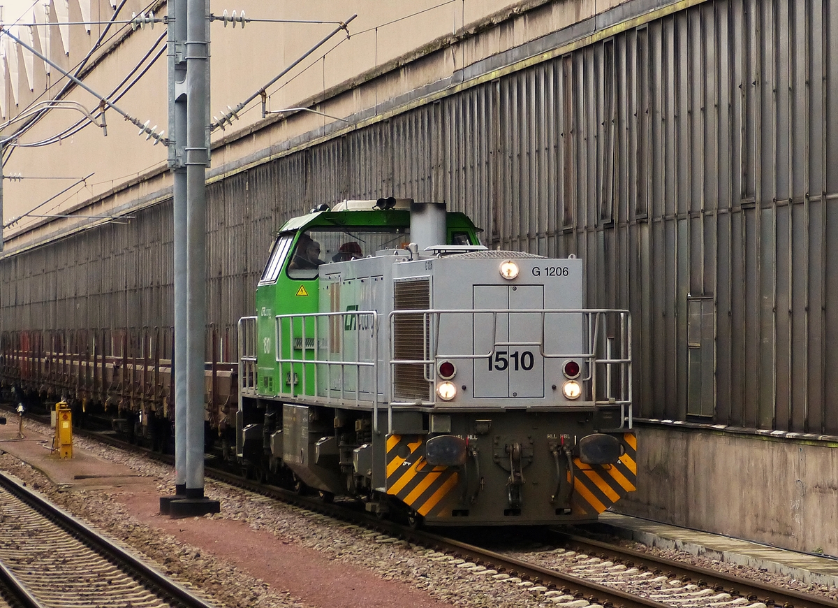 . Am 27.02.2015 dieselte die CFL Cargo 1510 (eine MaK G 1206) durch den Bahnhof von Luxemburg. Die Lok wurde 2011 unter der Fabriknummer 5001991 bei Vossloh gebaut. (Hans)