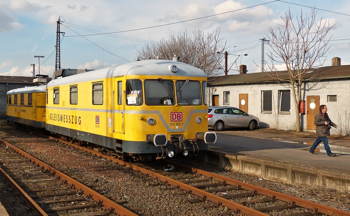 . Am 28.02.2015 war der Gleismesszug 726 002-0 / 726 002-9 der DB Netz Instandhaltung im Hauptbahnhof von Hanau abgestellt und weckte sofort das Interesse der Fotografen. (Hans)
