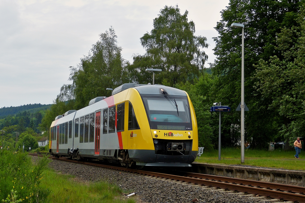 . Am recht trben Morgen des 26.05.2014 erreicht der VT 263 der HLB (Hessische Landesbahn) den Bahnhof Unnau-Korb. Der LINT 41 verkehrt auf der Oberwesterwaldbahn als RB 28 nach Westerburg. Man beachte auch noch das charmante Beiwerk rechts im Bild. ;-)
(Hans)