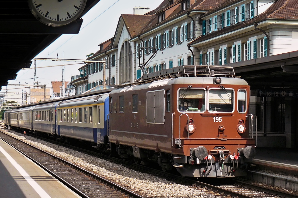 . Aus dem Archiv - Die BLS Re 4/4 195 erreicht am 04.08.2008 mit einem Personenzug nach Interlaken (?) den Bahnhof von Thun. (Hans)