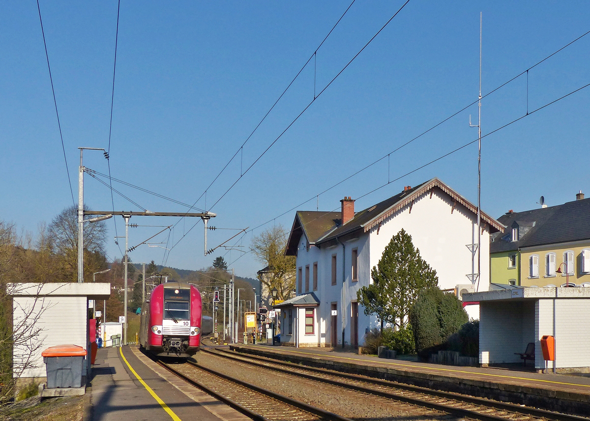 . Bei schnstem Sonnenschein prsentierte sich am 26.02.2016 der Bahnhof von Wilwerwitz der Fotografin, als die Doppeleinheit Z 2200 (2210 + 2218) als RE 3835 Troisvierges - Luxembourg in den Bahnhof einfuhr. (Jeanny)