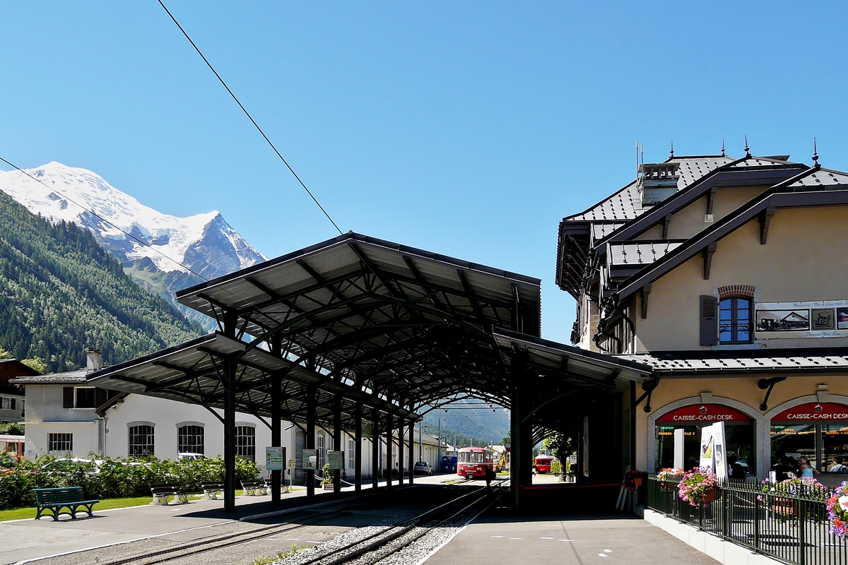 . Das Bahnhofsgebude des Chemin de Fer du Montenvers in Chamonix-Mont-Blanc. Im Hintergrund ist der Mont Blanc zu sehen. 03.08.2008 (Jeanny)