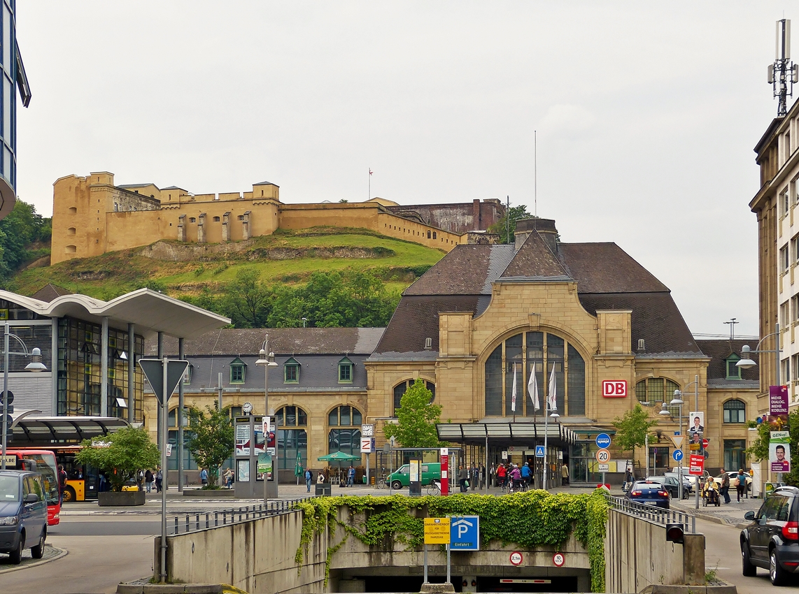 . Das Empfangsgebude des Koblenzer Hauptbahnhofs vor der Kulisse des Forts Grofrst Kontantin in Koblenz. 27.05.2014 (Hans)