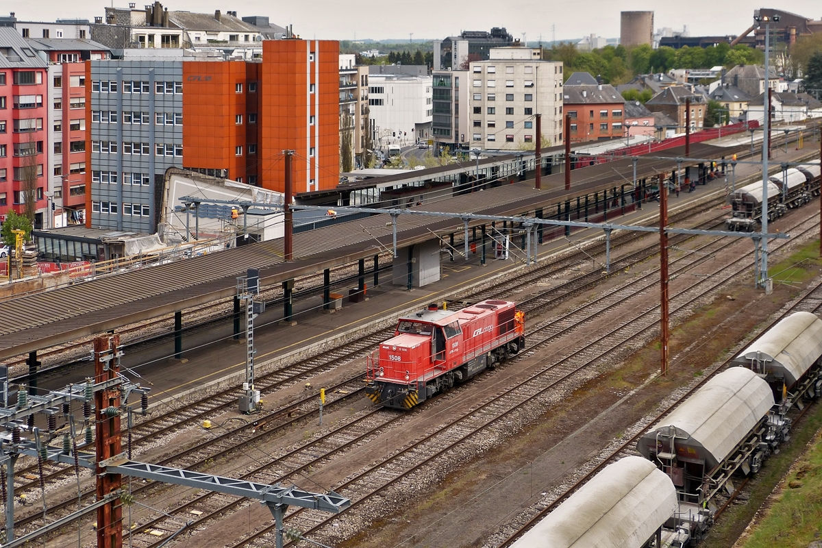 . Der Bahnhof von Esch-sur-Alztte (Esch-Uelzecht) am 29.04.2015 von der Fugngerbrcke aus fotografiert. Der Bahnhof der zweitgrten Stadt Luxemburgs (ber 30.000 Einwohner) wird zur Zeit umgebaut. Links im Bild sieht man noch die Umrisse des alten Empfangsgebudes, whrend die recht blasse CLF Cargo 1508 auf den Gleisen rangiert. (Hans)