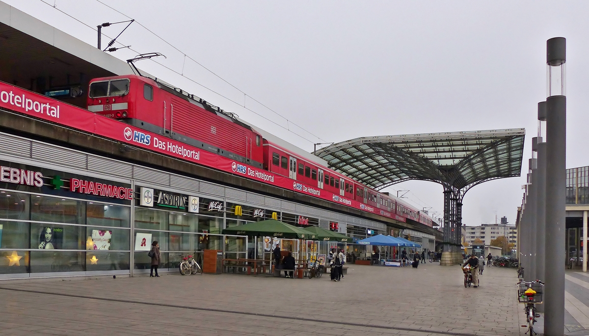 . Der Breslauer Platz in Kln mit einer ausfahrenden S-Bahn. 20.11.2014 (Jeanny)