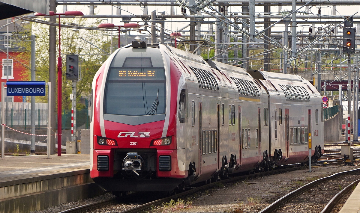 . Der CFL KISS 2301 verlsst am 29.04.2015 den Bahnhof von Luxemburg als RE 5115 nach Koblenz Hbf. (Jeanny)
