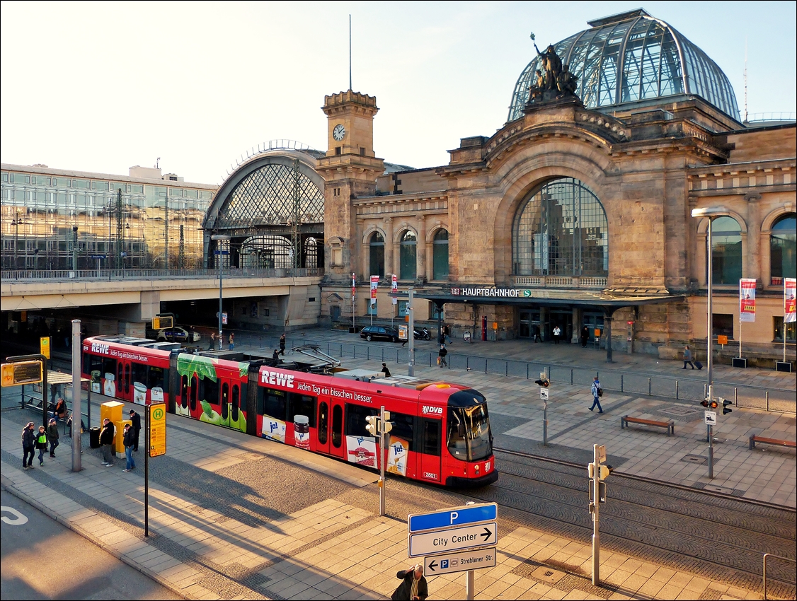 . Der DVB Niederflurgelenktriebwagen 2601 verlsst die Haltestelle Dresden Hauptbahnhof am 28.12.2012 (Jeanny)