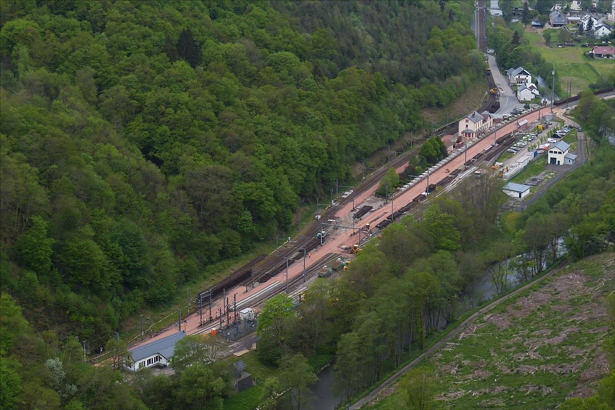. Der fast gleisfreie Bahnhof von Kautenbach am 16.05.2016 gegen 12.30 Uhr, aufgenommen von dem Aussichtspunkt Hockslay. (Hans)