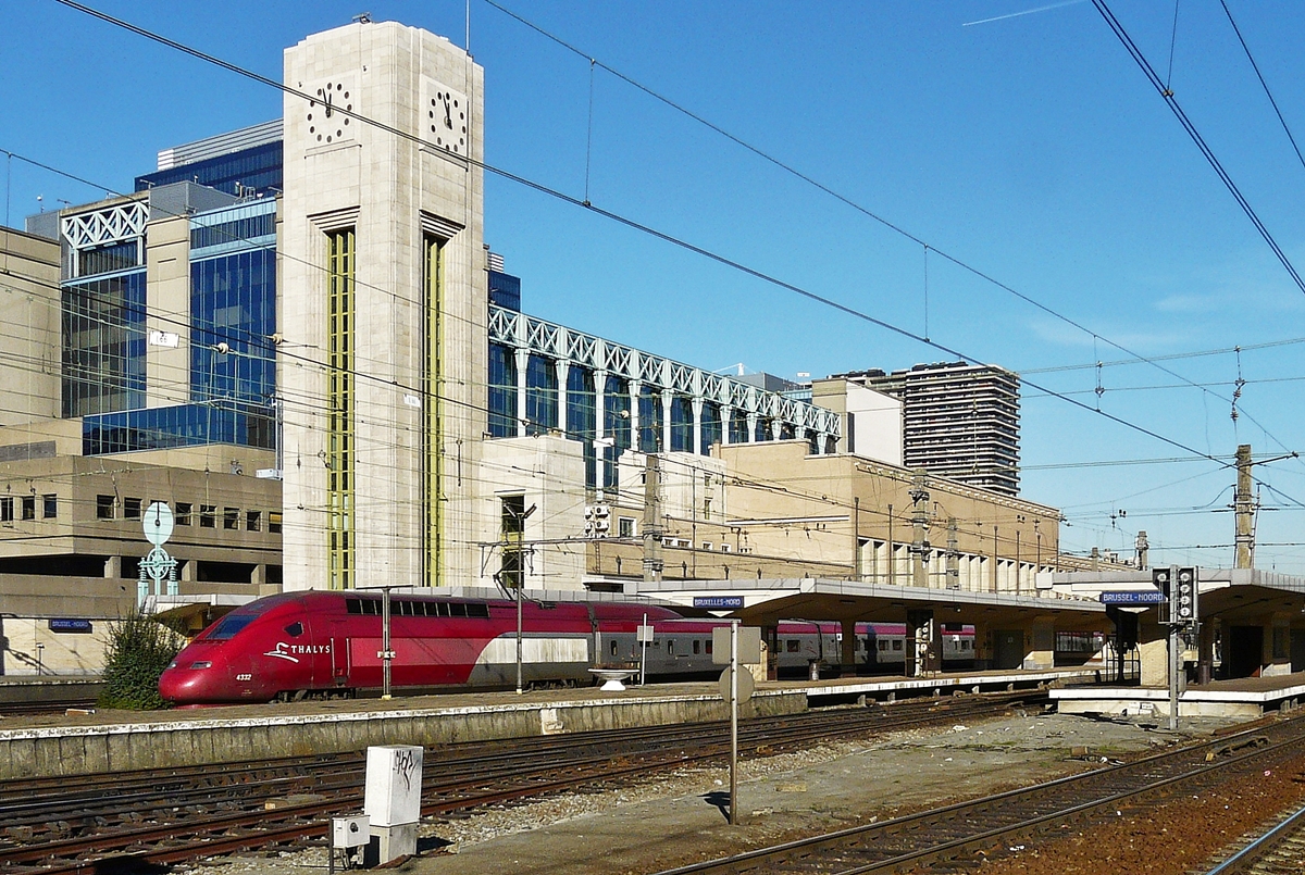 . Der PBKA Thalys 4332 posierte am 17.02.2008 vor dem imposanten Gebude des Bahnhofs Bruxelles Nord. (Jeanny)
