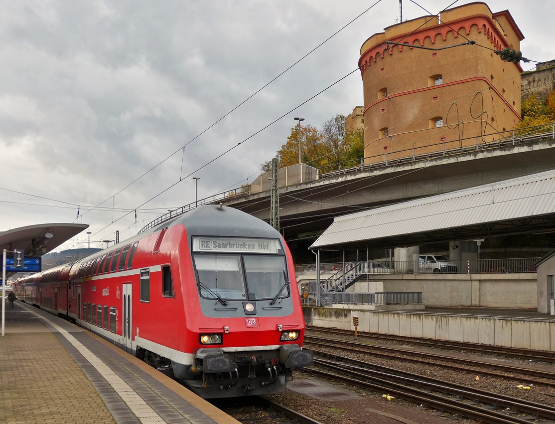 . Der RE 1 (Mosel-Saar-Express) Koblenz Hbf - Saarbrcken Hbf steht am 03.11.2014 abfahrbereit im Koblenzer Hauptbahnhof vor der Kulisse des Kehlturms des Forts Grofrst Konstantin. (Hans)