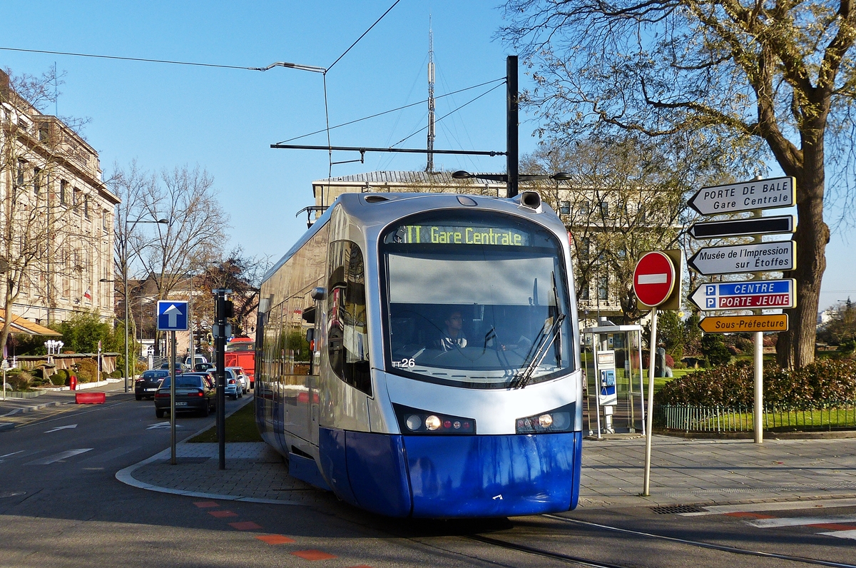 . Der SNCF Tram-Train Siemens Avanto N 26 biegt von der Place du Gnral de Gaulle auf den Pont Wilson auf dem Weg zur Gare Centrale in Mulhouse. 11.12.2013 (Hans)
