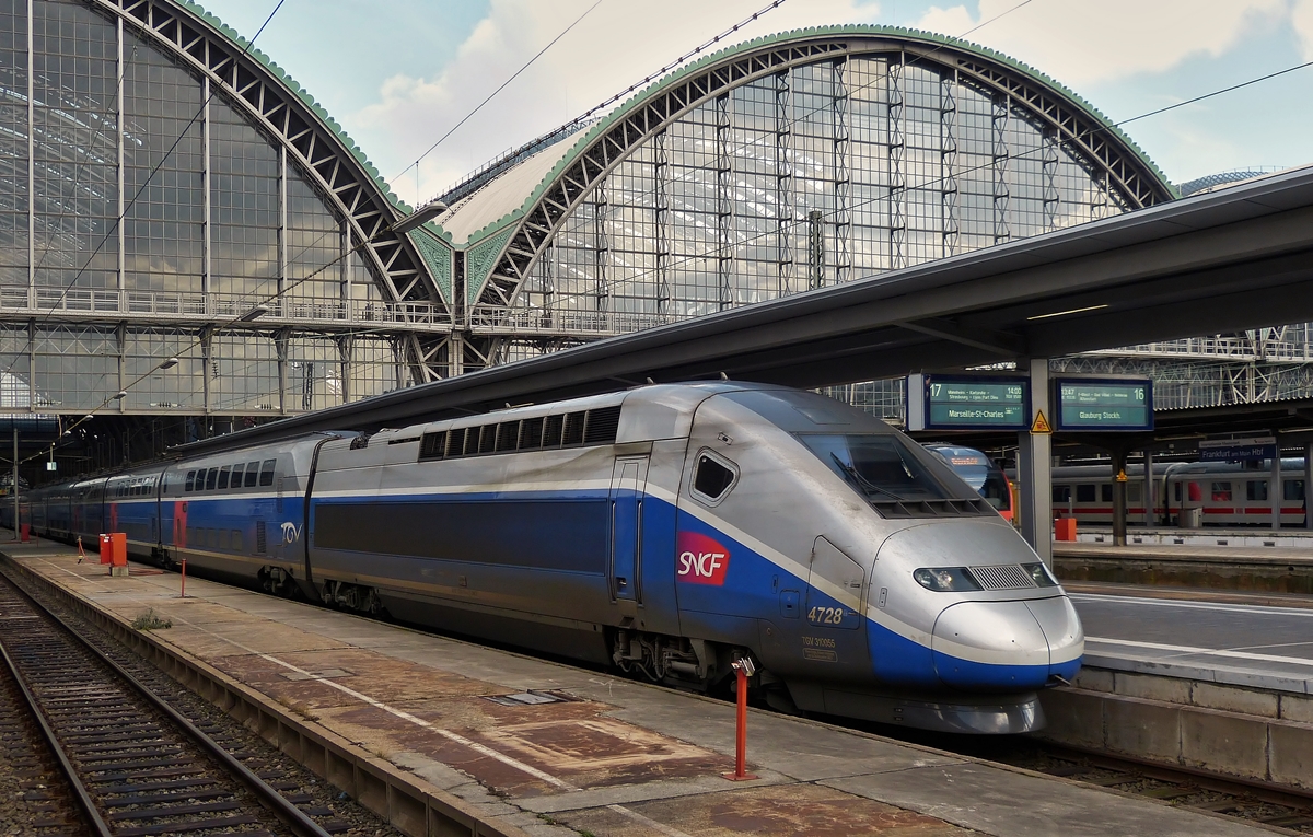 . Der TGV Duplex 4728 wartet am 28.02.2015 als TGV 9580 Frankfurt am Main - Marseille Saint-Charles auf die Fahrgste im Hauptbahnhof von Frankfurt am Main. (Hans)