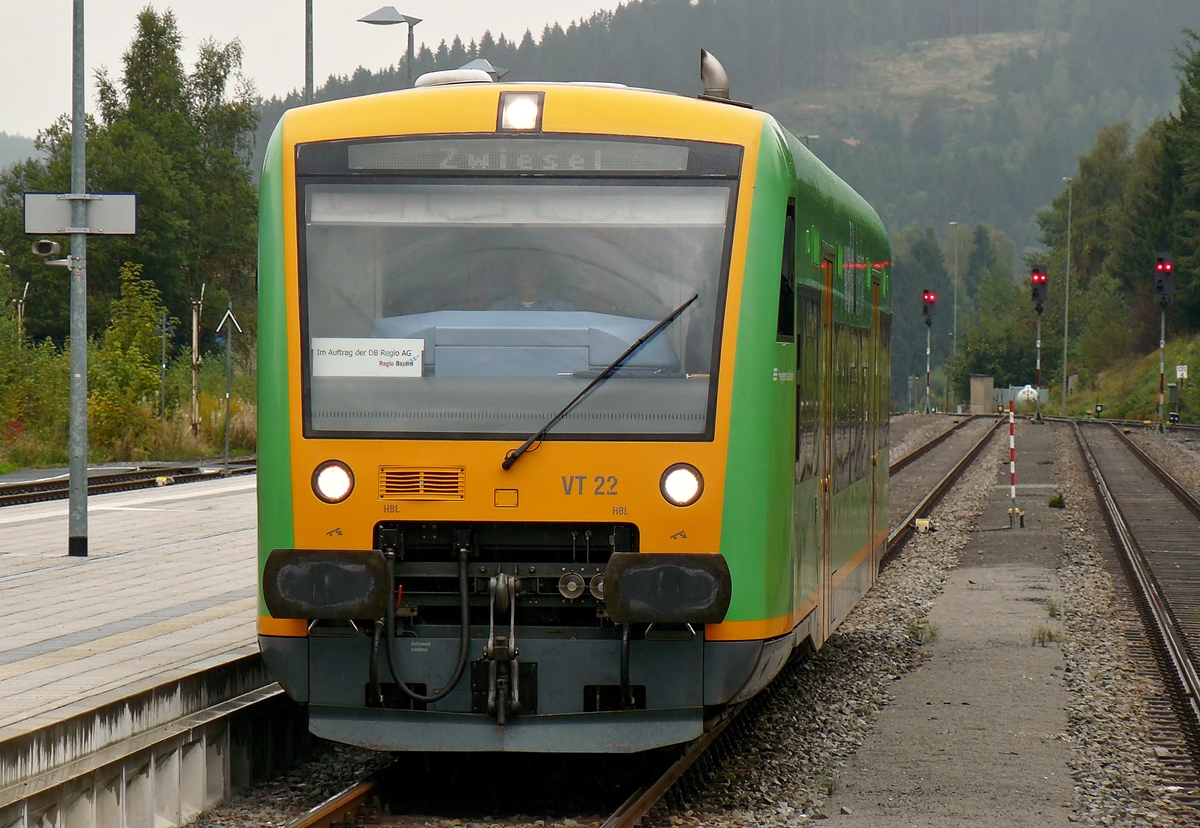 . Der VT 22 (ein Stadler Regio-Shuttle) der Waldbahn kommt am 15.09.2010 aus Plattling und fhrt in den Bahnhof von Zwiesel ein. (Hans)