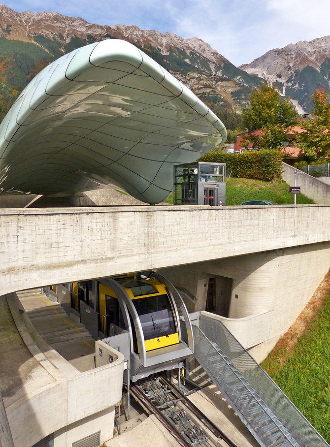 . Der Wagen N 1 der Neuen Hungerburgbahn in Innsbruck hat soeben die Bergstation erreicht. 06.10.2015 (Jeanny)