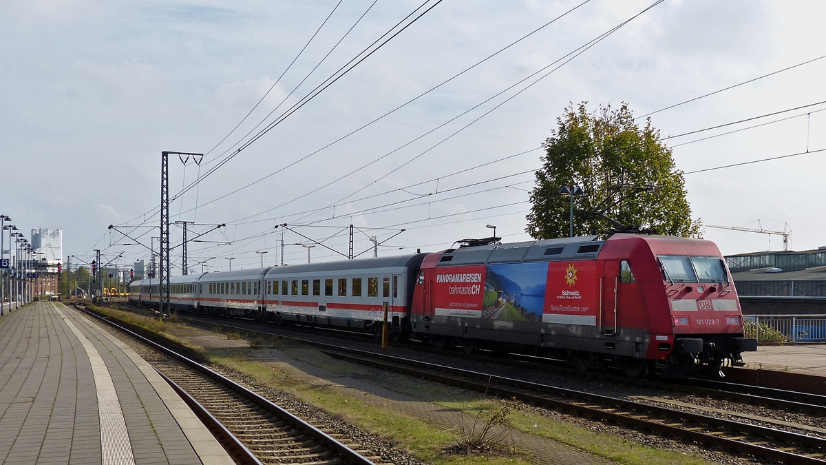 . Die 101 029-7 (91 80 6101 029-7 D-DB), die einzige 101er mit Werbung, die wir in Ostfrieslang gesehen haben, drckt am 11.10.2014 den IC 2431 Norddeich Mole - Magdeburg Hbf aus dem Hauptbahnhof von Oldenburg (Oldb). (Hans)