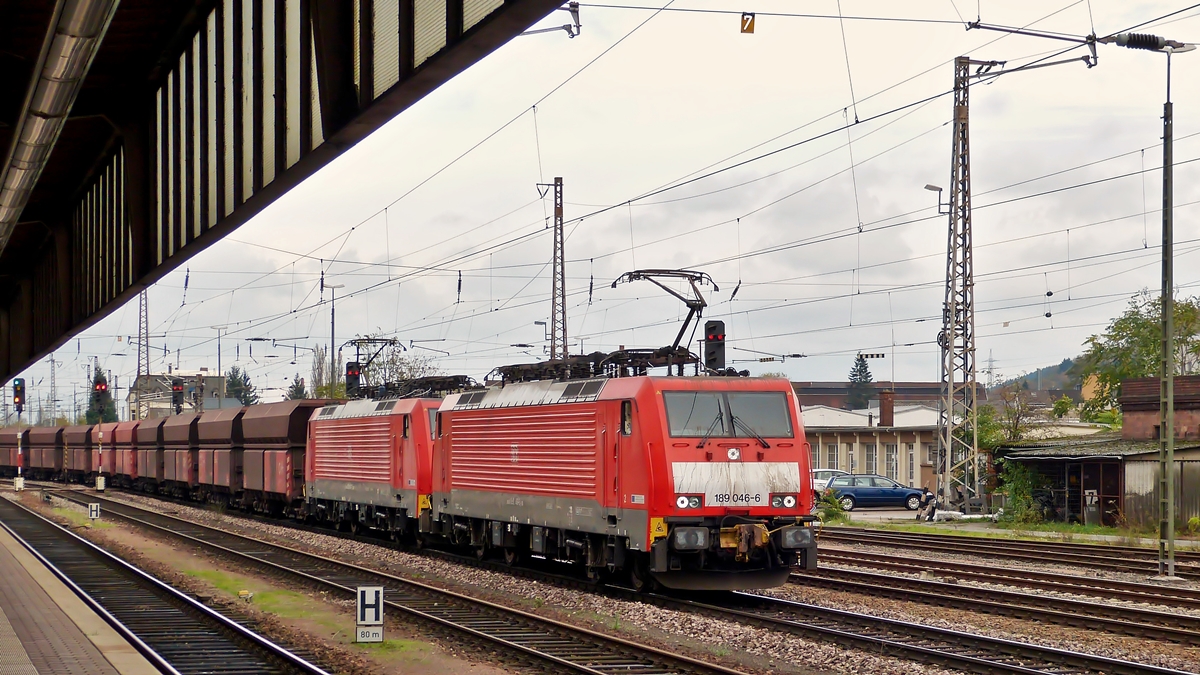 . Die 189 046-6 (91 80 6 189 046-6 D-DB) zieht zusammen mit der 189 041-7 (91 80 6 189 041-7 D-DB) einen Erzzug durch den Hauptbahnhof von Trier. 03.11.2014 (Hans)