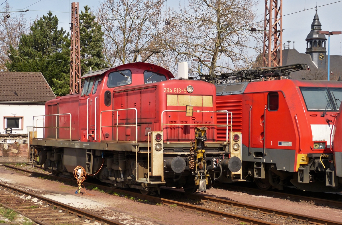 . Die 294 613-5 (V 90 remotorisiert) im Bahnhof von Dillingen/Saar am 03.04.2015 (Hans)

Dabei handelt es sich um eine V 90, welche 1996 von MaK in Kiel unter der Fabriknummer 1000444 gebaut wurde. Unter der Nummer 290 113-0 wurde sie 1968 an die Deutsche Bahn ausgeliefert. 1996 wurde sie mit Funkfernsteuerung ausgerstet und lief fortan unter der Nummer 294 113-6. 2008 erfolgte der Umbau durch DB Fahrzeuginstandhaltung GmbH, Werk Cottbus (Remotorisierung mit MTU-Motor 8V 4000 R41; Umlaufgelnder), sowie die Umzeichnung in 294 613-5. 2009 kam die Lok unter dieser Nummer zur DB Schenker Rail Deutschland AG. 
