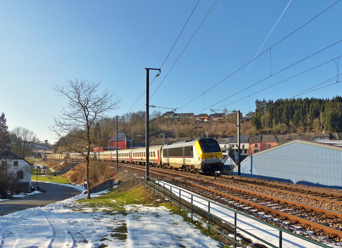 . Die 3008 mit dem IC 114 Liers - Luxembourg am Haken hat den Bahnhof von Troisvierges verlassen und fhrt in der Rue Massen in Troisvierges an den Fotografen vorbei. 11.02.2015 (Jeanny)